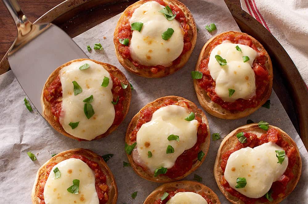 Yum! BBQ Chicken Pizza Muffins! Bays English Muffins Lets You Be A Pizza Genius! | The Mama Maven Blog