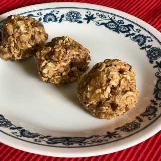 No Bake Oatmeal Chocolate Chip Energy Bites | The Mama Maven Blog