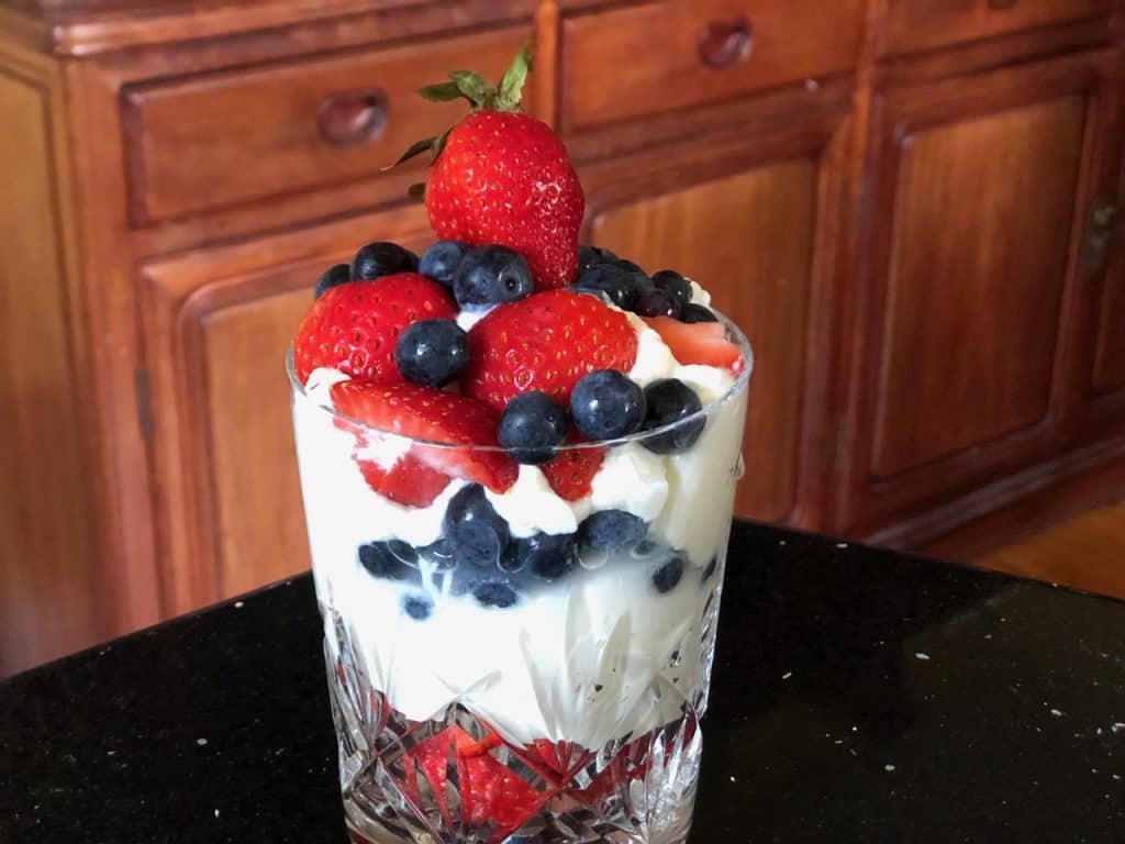 Lightened Up Cheesecake Parfaits - 1 SmartPoint | The Mama Maven Blog