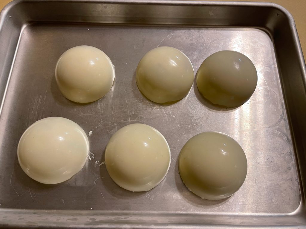 Spheres on tray