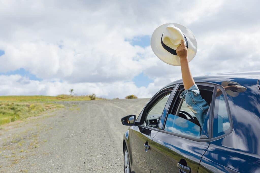 Car on empty highway -Image by Автошкола ТЕХНИКА from Pixabay